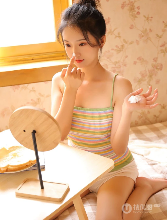 在家玩美甲的可爱漂亮90后少女彩虹纹肩带衣短裤清新气质写真照
