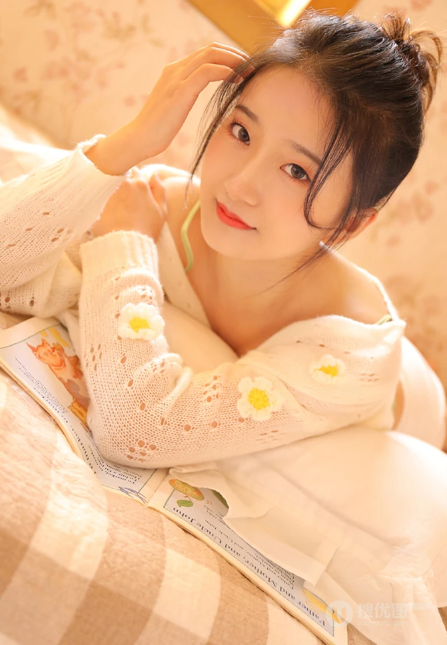 在家玩美甲的可爱漂亮90后少女彩虹纹肩带衣短裤清新气质写真照