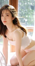 眼睛明亮，浅粉白皙长发女生白色肩带礼裙衣短裤居家吸睛写真美照