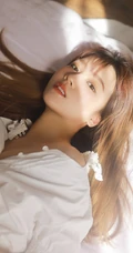 躺在室内的美丽气质长发女孩白衣短裤室内摄影艺术写真照