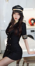 高颜值长腿女生模特玥儿玥er气质帅气机长制服深袜袜室内气质写真图集