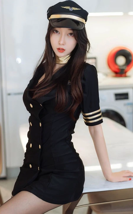高颜值长腿女生模特玥儿玥er气质帅气机长制服深袜袜室内气质写真图集