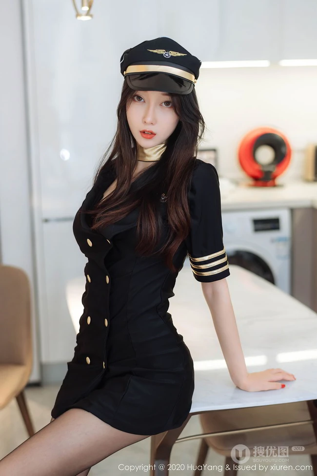 高颜值长腿女生模特玥儿玥er气质帅气机长制服深袜袜室内气质写真图集