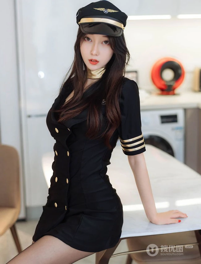 高颜值长腿女生模特玥儿玥er气质帅气机长制服深袜袜室内气质写真图集