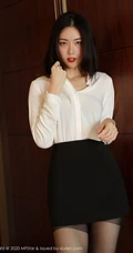 高挑靓丽气质十足女生噜噜妞儿白衫黑裙制服袜装高跟柔美室内写真图集