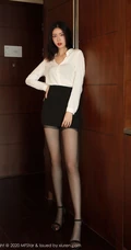 高挑靓丽气质十足女生噜噜妞儿白衫黑裙制服袜装高跟柔美室内写真图集