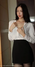 高挑靓丽气质十足女生噜噜妞儿白衫黑裙制服袜装高跟柔美室内写真图集