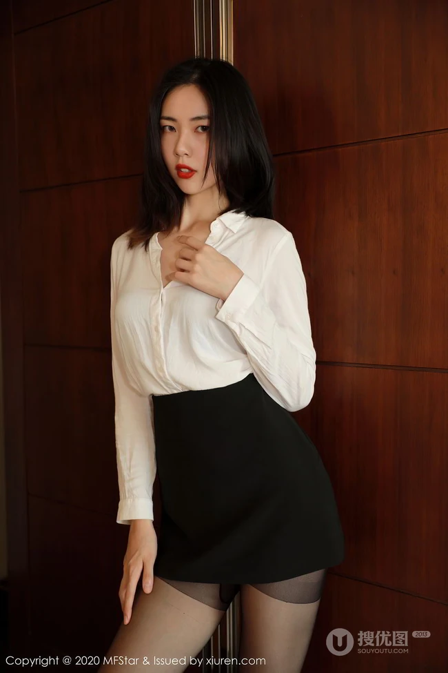 高挑靓丽气质十足女生噜噜妞儿白衫黑裙制服袜装高跟柔美室内写真图集