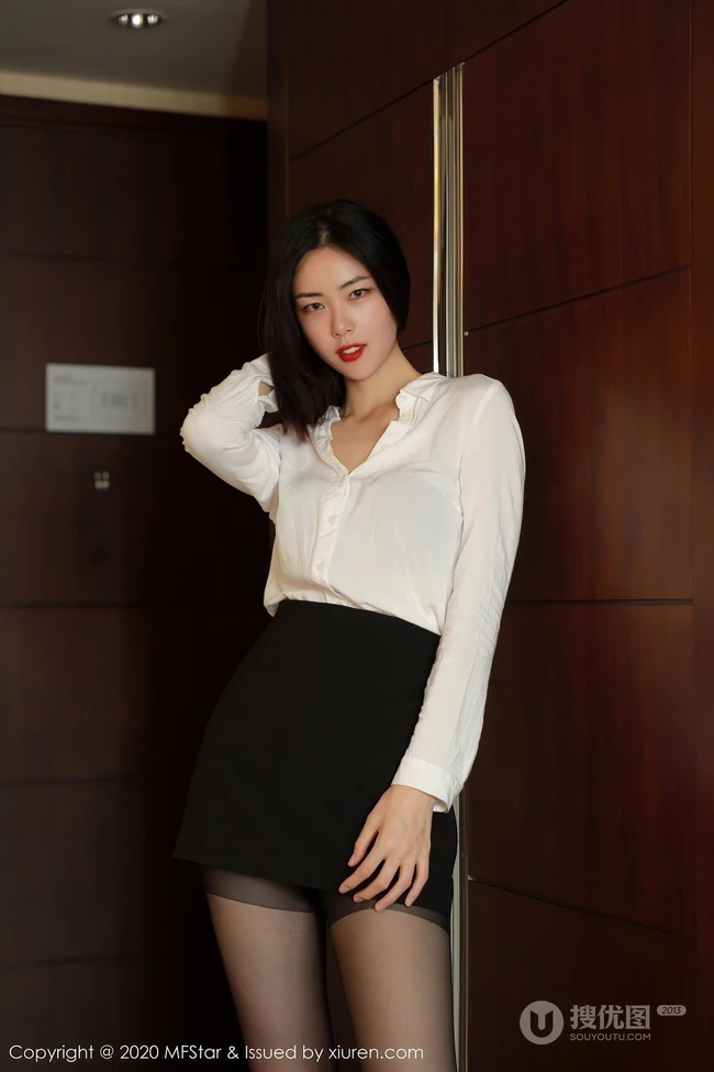 高挑靓丽气质十足女生噜噜妞儿白衫黑裙制服袜装高跟柔美室内写真图集