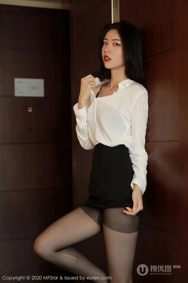 高挑靓丽气质十足女生噜噜妞儿白衫黑裙制服袜装高跟柔美室内写真图集