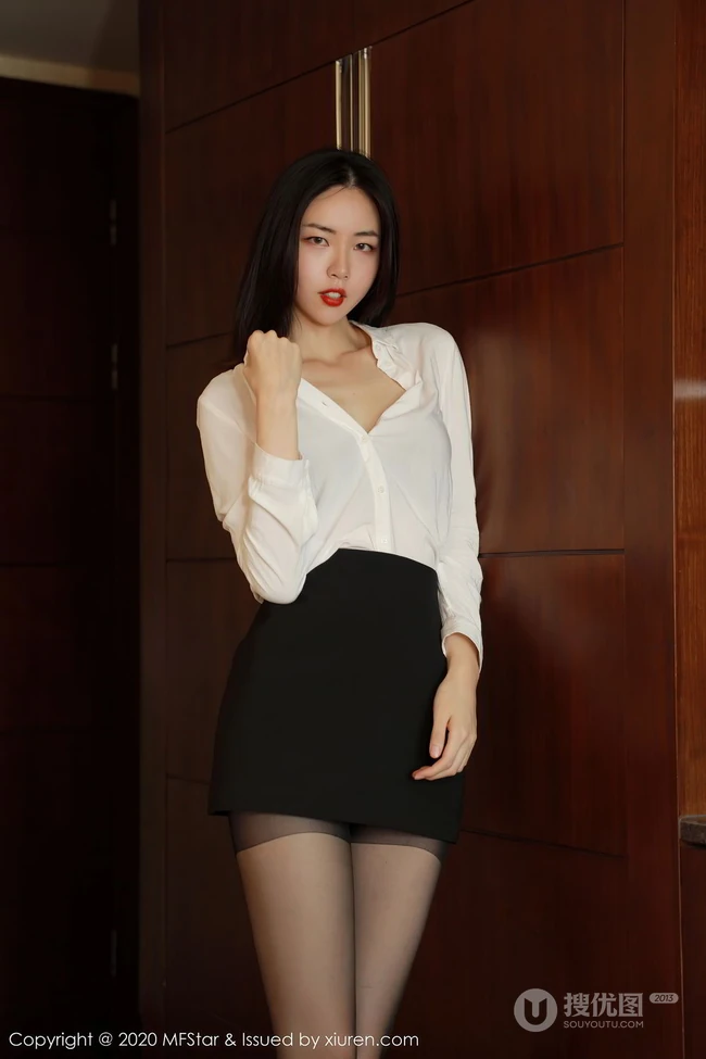 高挑靓丽气质十足女生噜噜妞儿白衫黑裙制服袜装高跟柔美室内写真图集