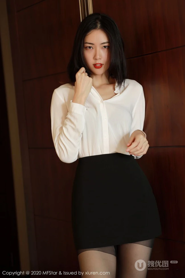 高挑靓丽气质十足女生噜噜妞儿白衫黑裙制服袜装高跟柔美室内写真图集
