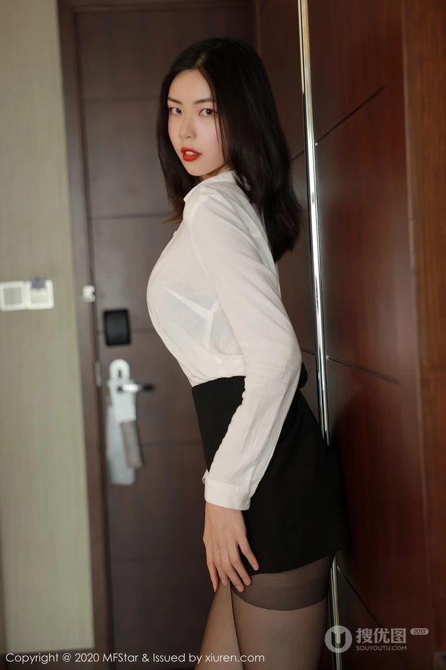 高挑靓丽气质十足女生噜噜妞儿白衫黑裙制服袜装高跟柔美室内写真图集