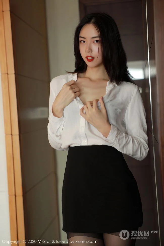 高挑靓丽气质十足女生噜噜妞儿白衫黑裙制服袜装高跟柔美室内写真图集