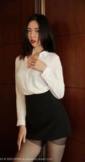 高挑靓丽气质十足女生噜噜妞儿白衫黑裙制服袜装高跟柔美室内写真图集