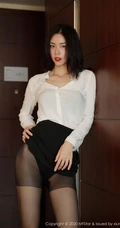 高挑靓丽气质十足女生噜噜妞儿白衫黑裙制服袜装高跟柔美室内写真图集