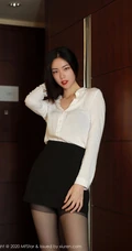 高挑靓丽气质十足女生噜噜妞儿白衫黑裙制服袜装高跟柔美室内写真图集