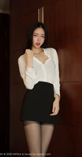 高挑靓丽气质十足女生噜噜妞儿白衫黑裙制服袜装高跟柔美室内写真图集