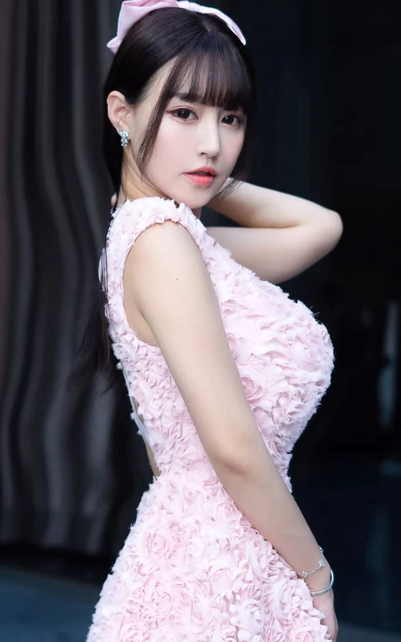 修身童颜女生朱可儿Flower粉色V领花衣裙纯美气质街拍加室内写真图集