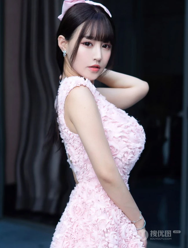 修身童颜女生朱可儿Flower粉色V领花衣裙纯美气质街拍加室内写真图集