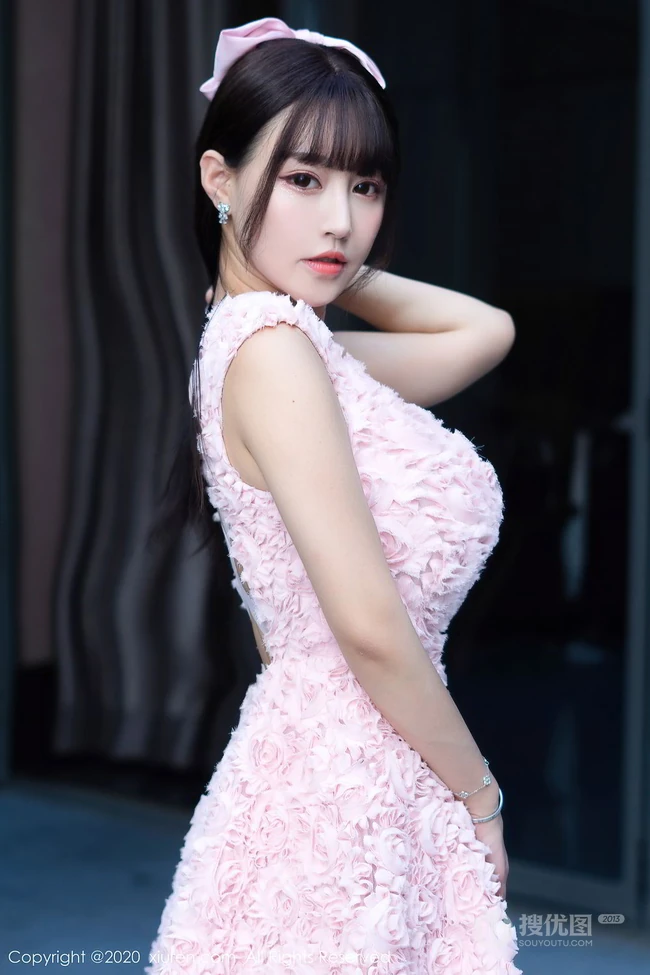 修身童颜女生朱可儿Flower粉色V领花衣裙纯美气质街拍加室内写真图集
