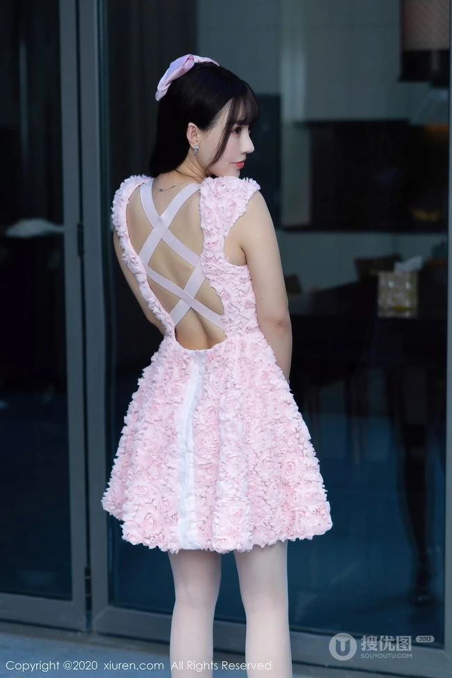 修身童颜女生朱可儿Flower粉色V领花衣裙纯美气质街拍加室内写真图集