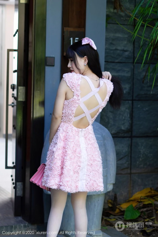 修身童颜女生朱可儿Flower粉色V领花衣裙纯美气质街拍加室内写真图集
