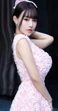 修身童颜女生朱可儿Flower粉色V领花衣裙纯美气质街拍加室内写真图集
