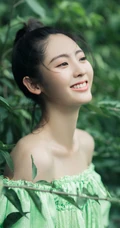 邢菲苹果绿礼裙衣长裙清新户外草坪写真照