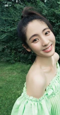 邢菲苹果绿礼裙衣长裙清新户外草坪写真照