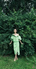 邢菲苹果绿礼裙衣长裙清新户外草坪写真照