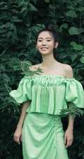 邢菲苹果绿礼裙衣长裙清新户外草坪写真照