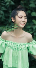 邢菲苹果绿礼裙衣长裙清新户外草坪写真照