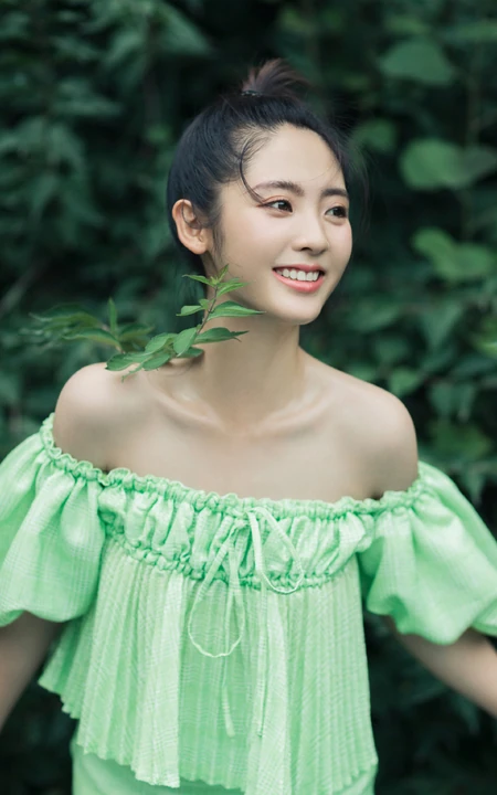 邢菲苹果绿礼裙衣长裙清新户外草坪写真照