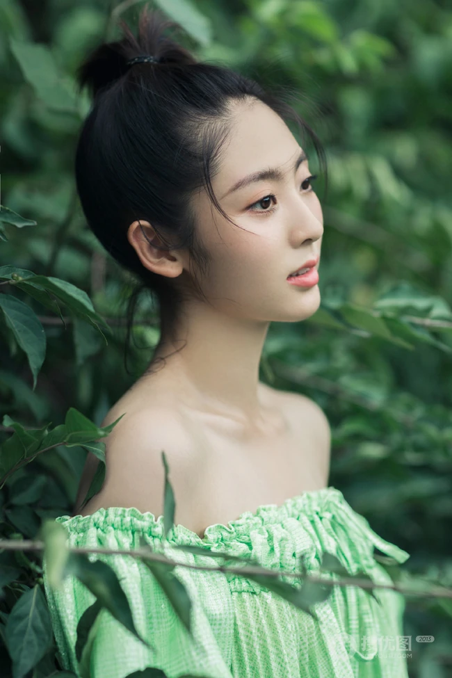 邢菲苹果绿礼裙衣长裙清新户外草坪写真照