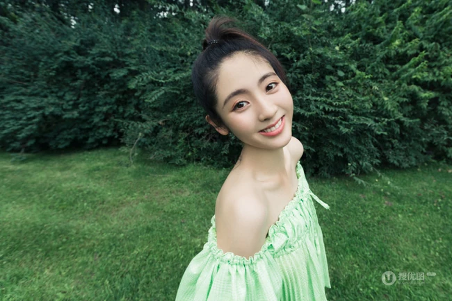 邢菲苹果绿礼裙衣长裙清新户外草坪写真照