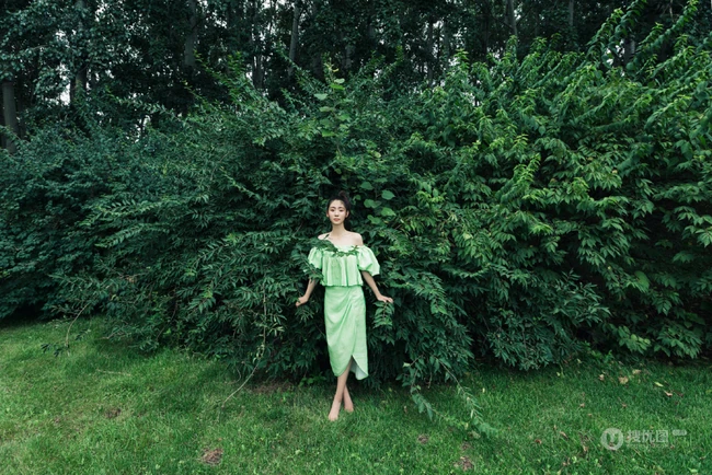 邢菲苹果绿礼裙衣长裙清新户外草坪写真照
