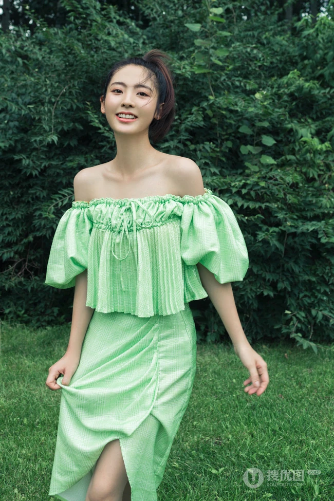 邢菲苹果绿礼裙衣长裙清新户外草坪写真照