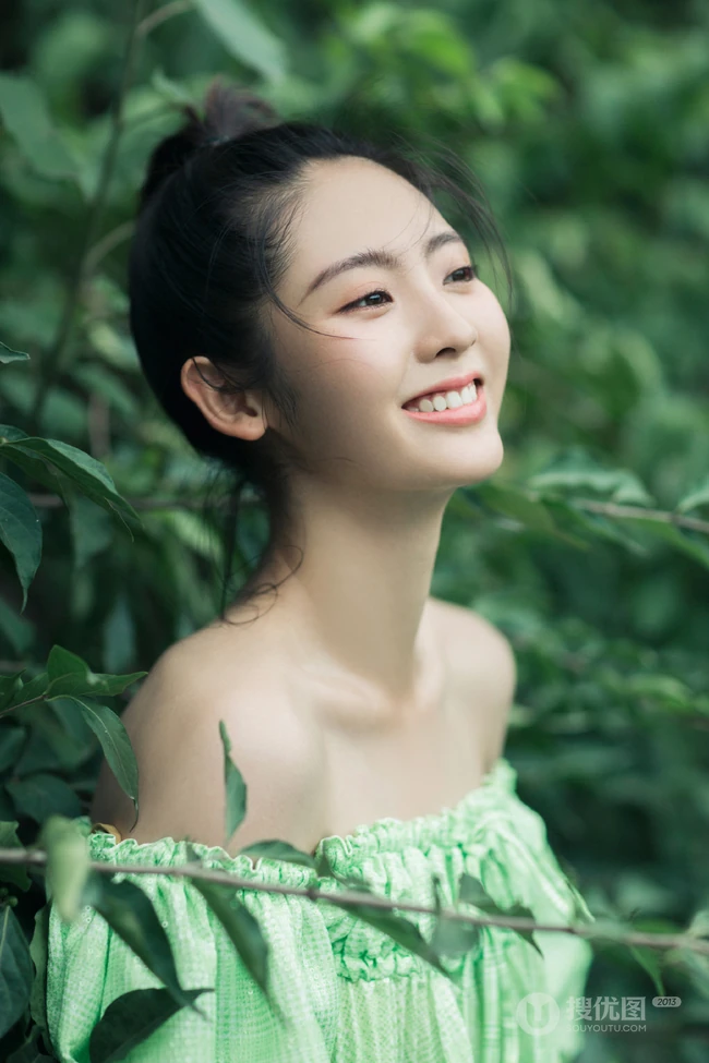 邢菲苹果绿礼裙衣长裙清新户外草坪写真照