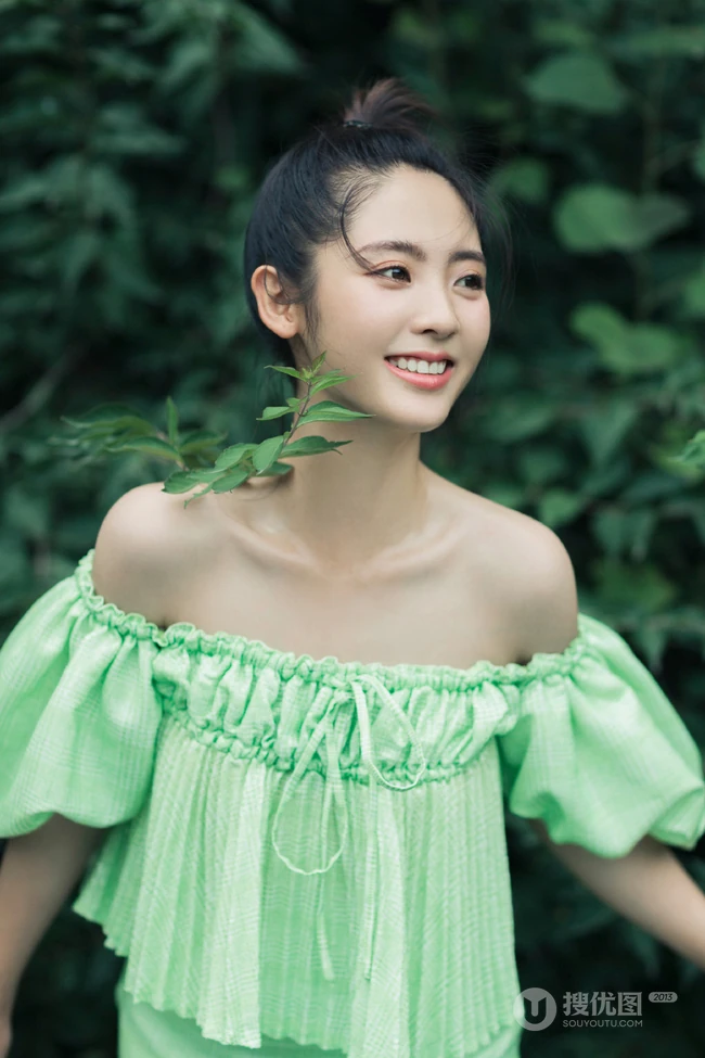 邢菲苹果绿礼裙衣长裙清新户外草坪写真照
