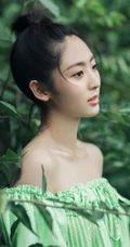 邢菲苹果绿礼裙衣长裙清新户外草坪写真照