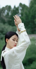 孙怡简约清爽白衣条纹裤果园草地唯美写真