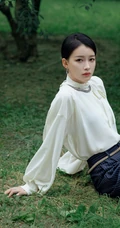 孙怡简约清爽白衣条纹裤果园草地唯美写真