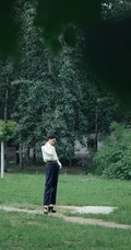 孙怡简约清爽白衣条纹裤果园草地唯美写真