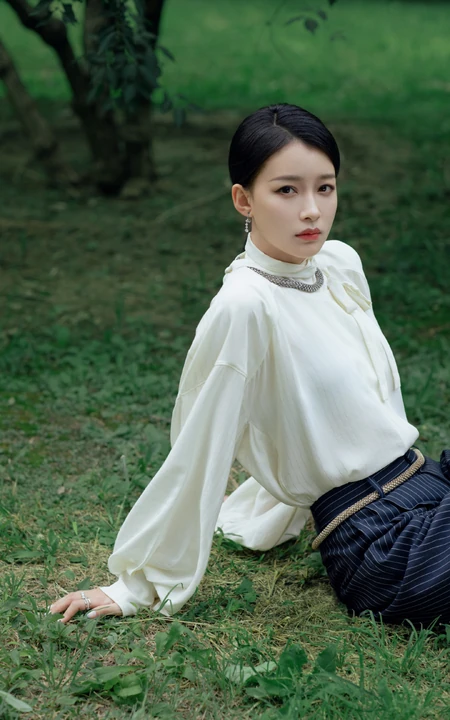 孙怡简约清爽白衣条纹裤果园草地唯美写真