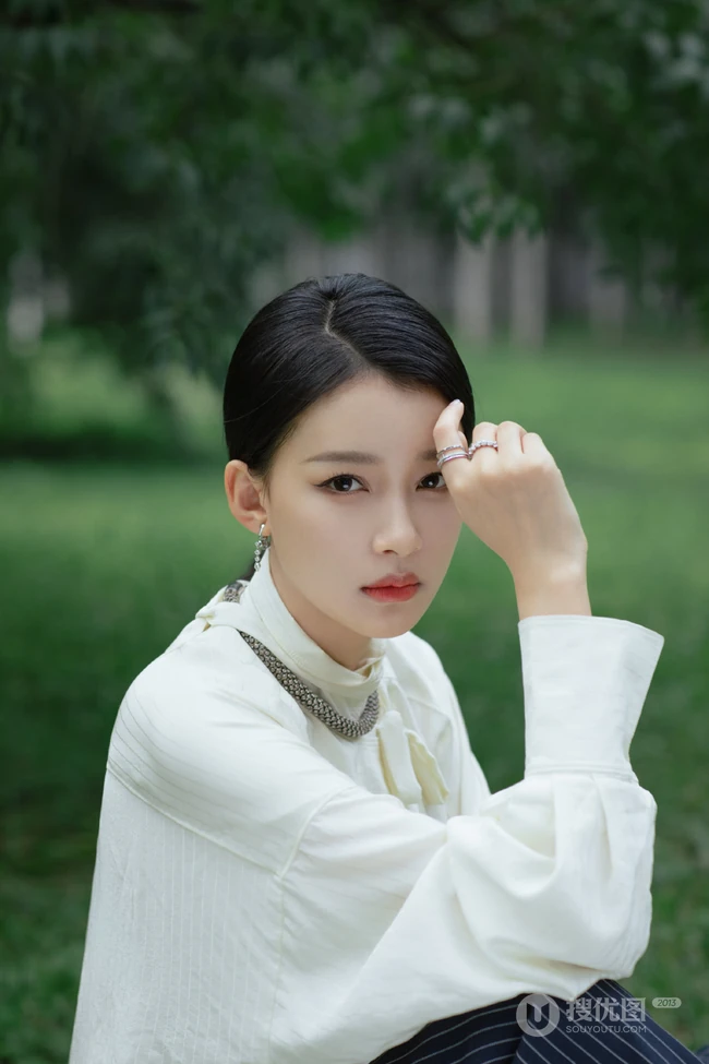 孙怡简约清爽白衣条纹裤果园草地唯美写真