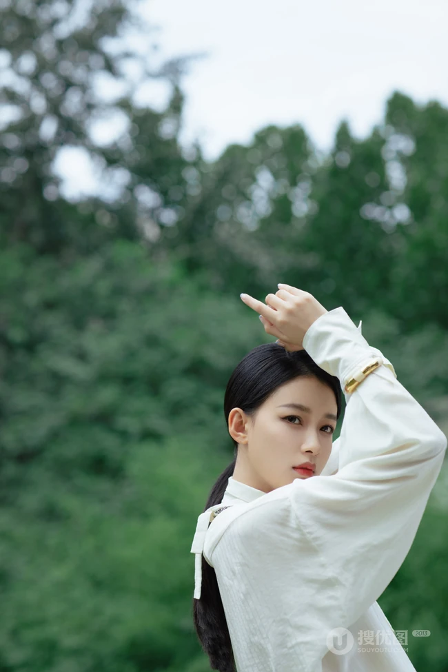 孙怡简约清爽白衣条纹裤果园草地唯美写真