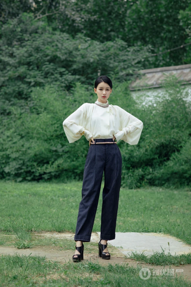 孙怡简约清爽白衣条纹裤果园草地唯美写真