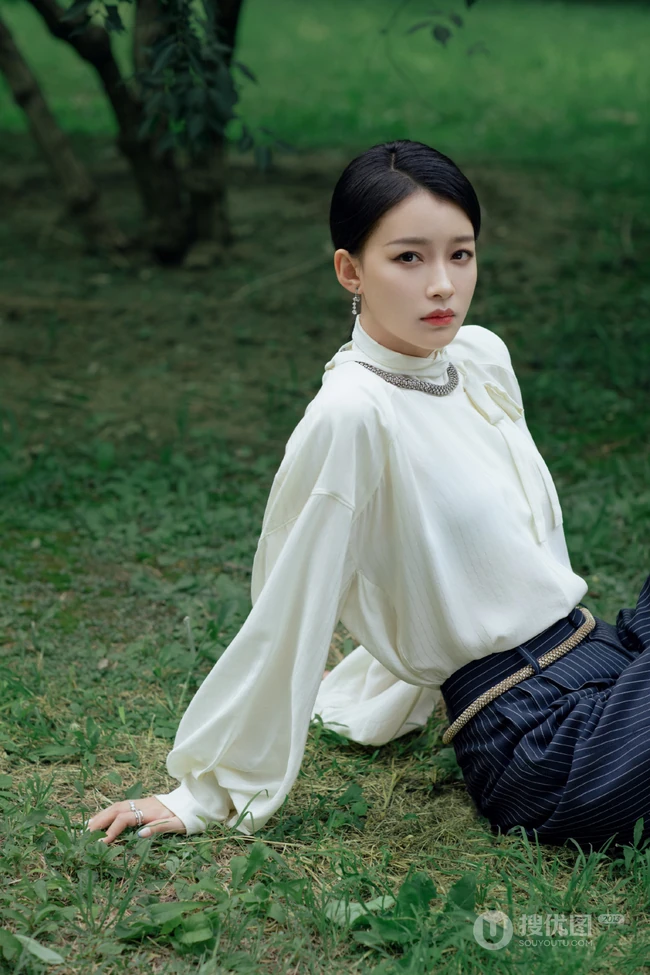 孙怡简约清爽白衣条纹裤果园草地唯美写真