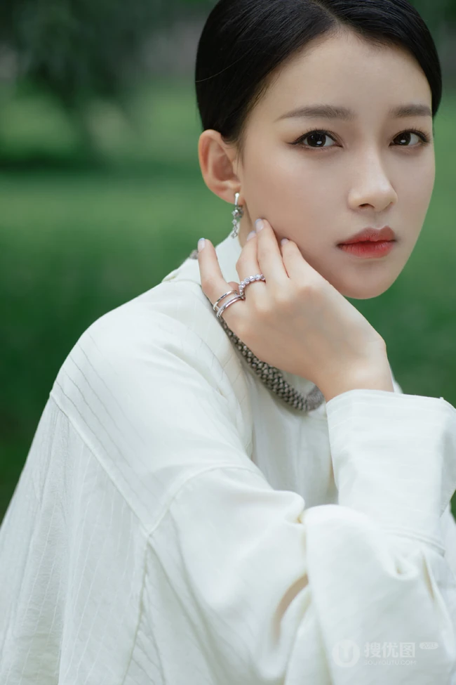 孙怡简约清爽白衣条纹裤果园草地唯美写真
